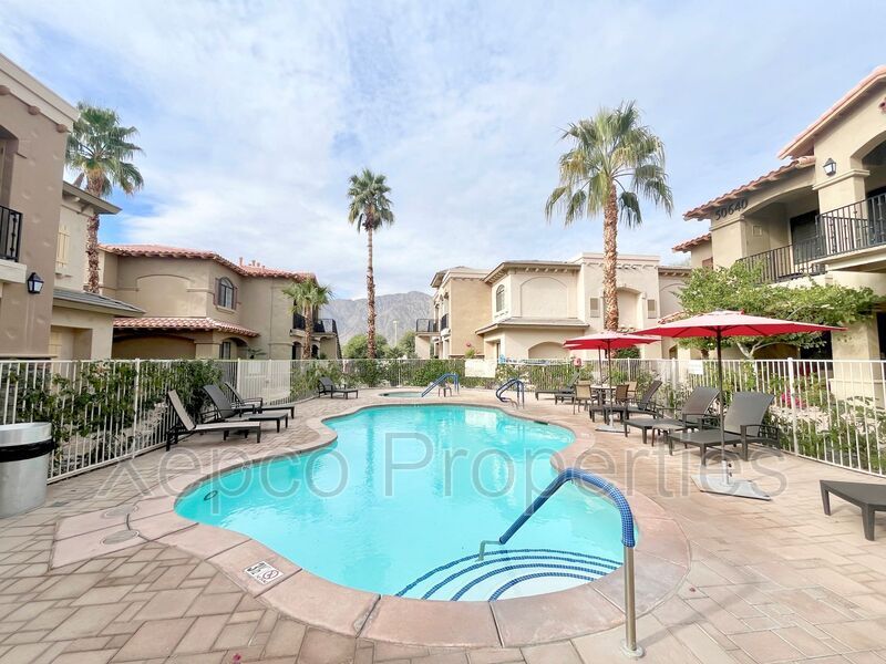 50630 Santa Rosa Plz in La Quinta, CA - Building Photo