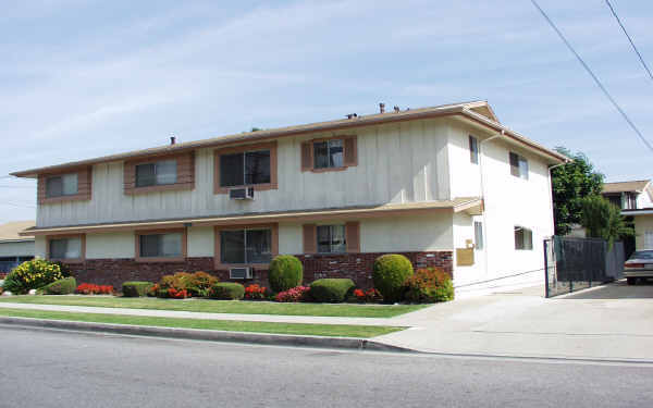 10404 Western Ave in Downey, CA - Building Photo