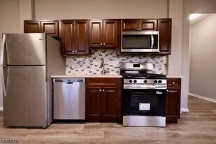 456 Avon Ave, Unit 3L in Newark, NJ - Building Photo