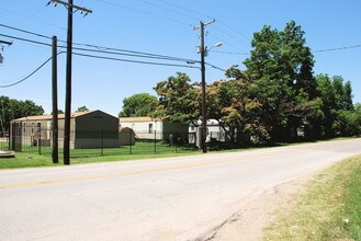 304 W Shady Grove Rd in Grand Prairie, TX - Foto de edificio - Building Photo