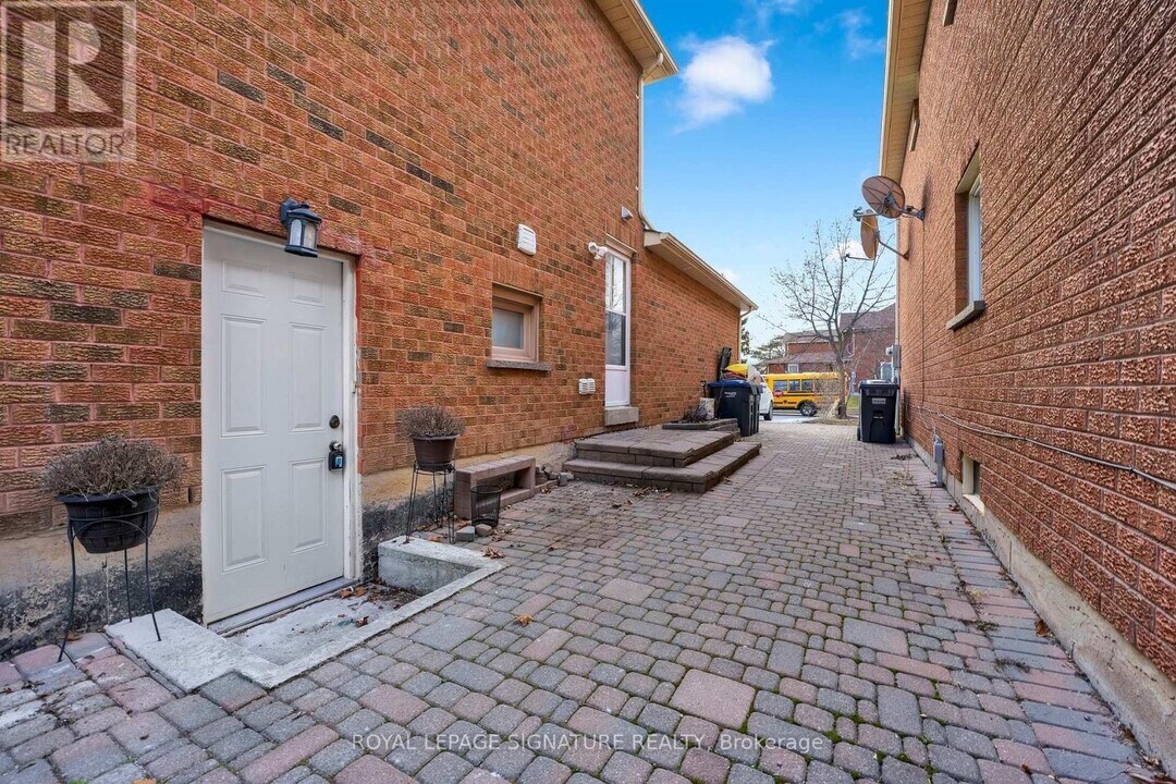 4502 Violet Rd in Mississauga, ON - Building Photo