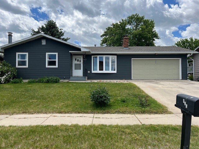 823 E Elk St in Rapid City, SD - Foto de edificio