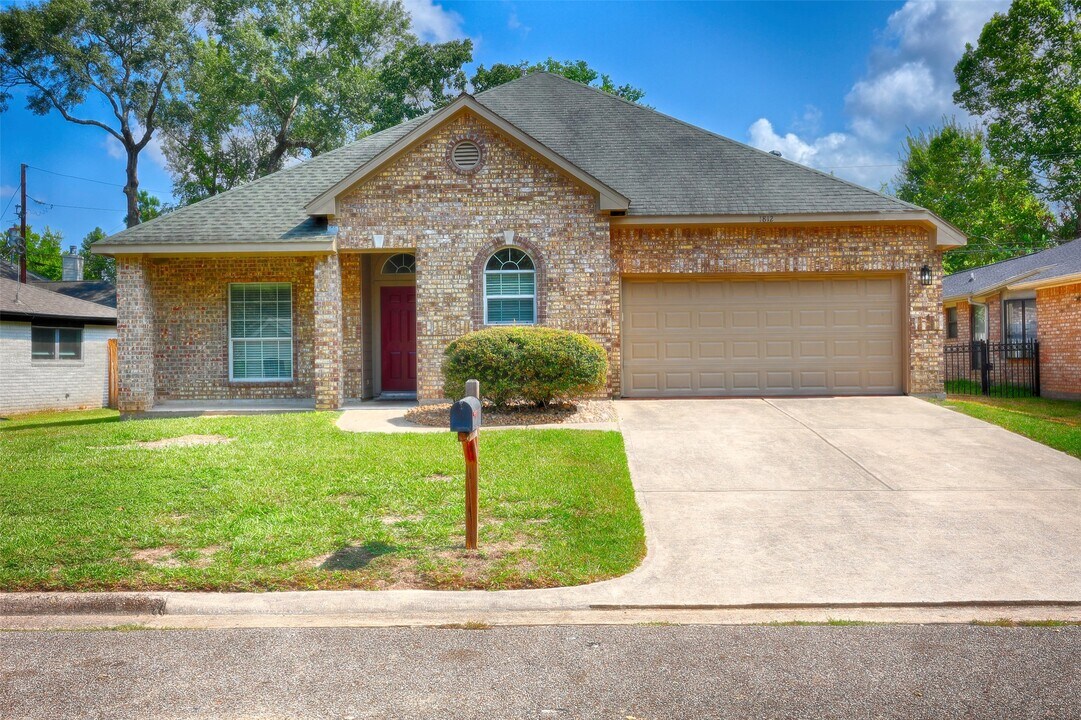 1812 Tickner St in Conroe, TX - Building Photo