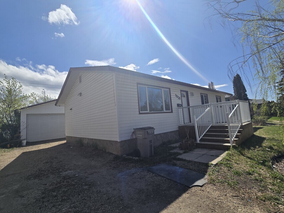9639-9685 85 Ave in Grande Prairie, AB - Building Photo