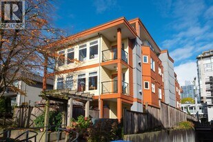 152 E 12th St in North Vancouver, BC - Building Photo