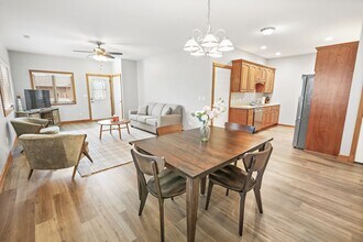 1001 W 4th St in Pella, IA - Foto de edificio - Building Photo