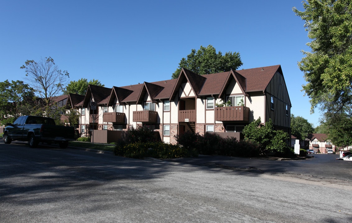 London Park in Overland Park, KS - Building Photo