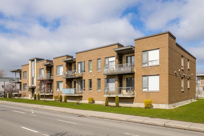 2345 De La Côte-Vertu Boul in Montréal, QC - Building Photo - Building Photo