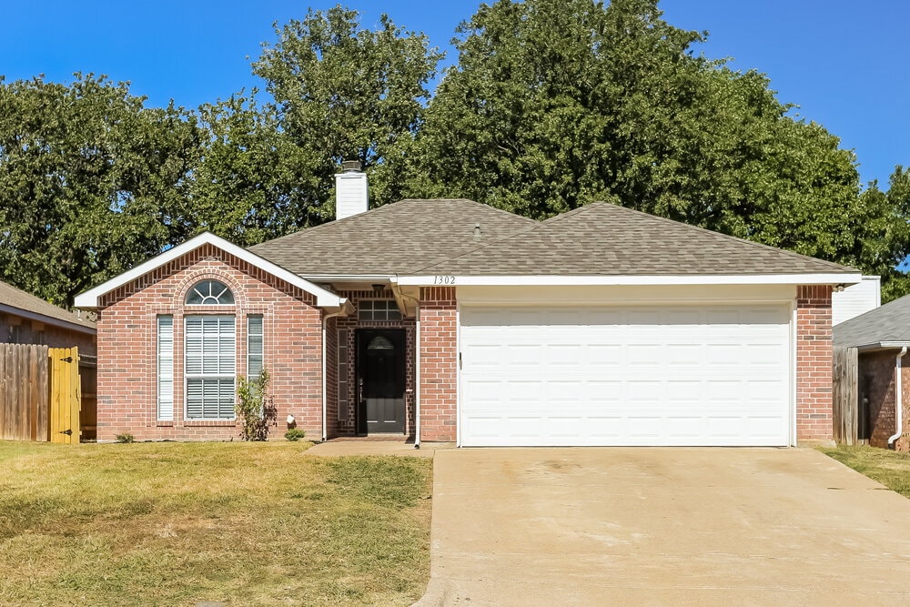 1302 Hidden Glade Dr in Mansfield, TX - Building Photo