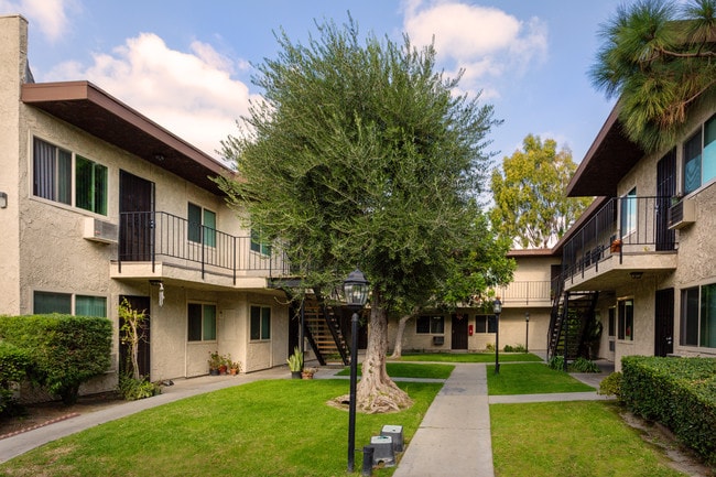 Los Arboles Apartments in Artesia, CA - Foto de edificio - Building Photo