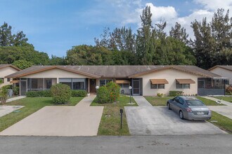 Pine Ridge South I in Greenacres, FL - Foto de edificio - Building Photo