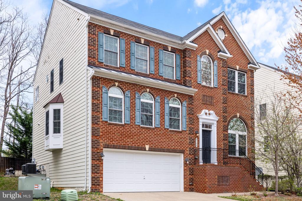 8106 Angelo Way in Annandale, VA - Building Photo