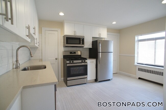 425 Newport Ave