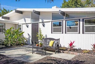 2213 Wason Rd in Sarasota, FL - Building Photo