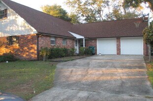 733 Bradford Dr in Fort Walton Beach, FL - Building Photo