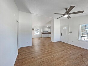 11914 Kingslake Forest Dr in Houston, TX - Building Photo - Building Photo