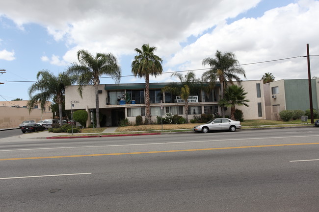 21225 Saticoy St in Canoga Park, CA - Building Photo - Building Photo