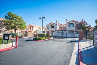 8301 Boseck Dr in Las Vegas, NV - Foto de edificio - Building Photo