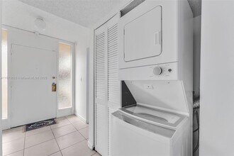 3100 N Pine Island Rd in Sunrise, FL - Building Photo - Building Photo