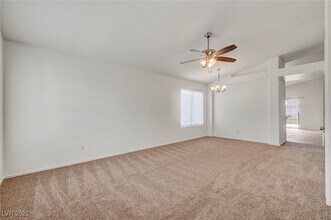 9573 Paradise Rd in Las Vegas, NV - Building Photo - Building Photo