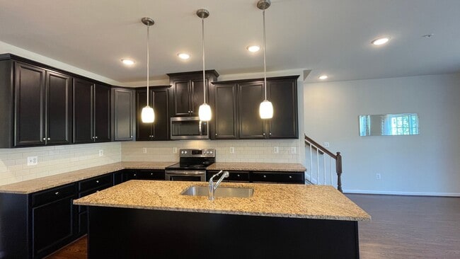 13931 Hollow Wind Way in Woodbridge, VA - Building Photo - Building Photo