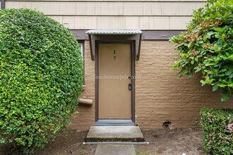 6900 SW Canyon Terrace in Portland, OR - Building Photo - Building Photo