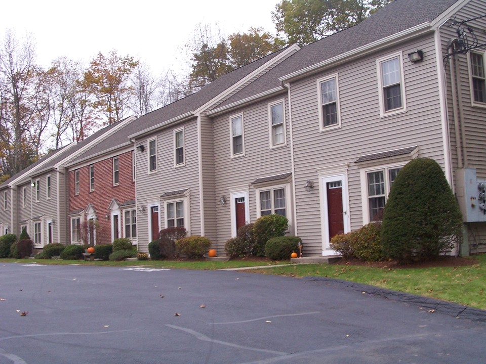 Knollwood Townhouse Condos in Charlton, MA - Foto de edificio