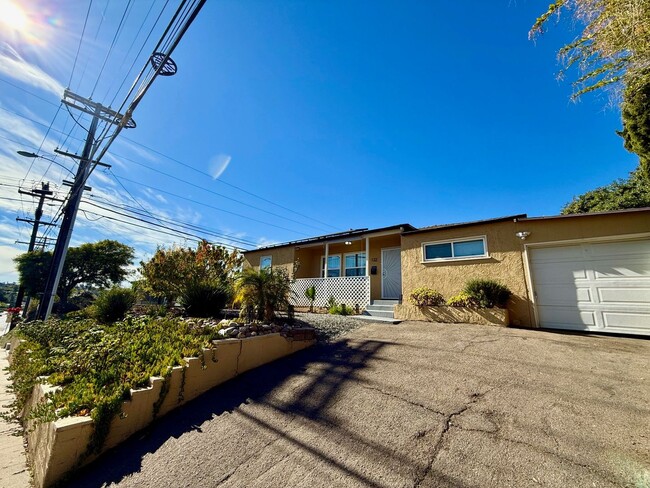 122 Garfield Ave in El Cajon, CA - Foto de edificio - Building Photo