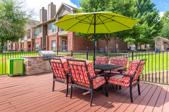 Summer Brook Apartments in Longview, TX - Foto de edificio - Building Photo