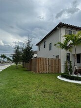 11910 SW 243rd St in Princeton, FL - Foto de edificio - Building Photo