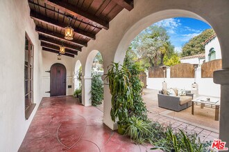 1072 E Fairmount Rd in Burbank, CA - Building Photo - Building Photo
