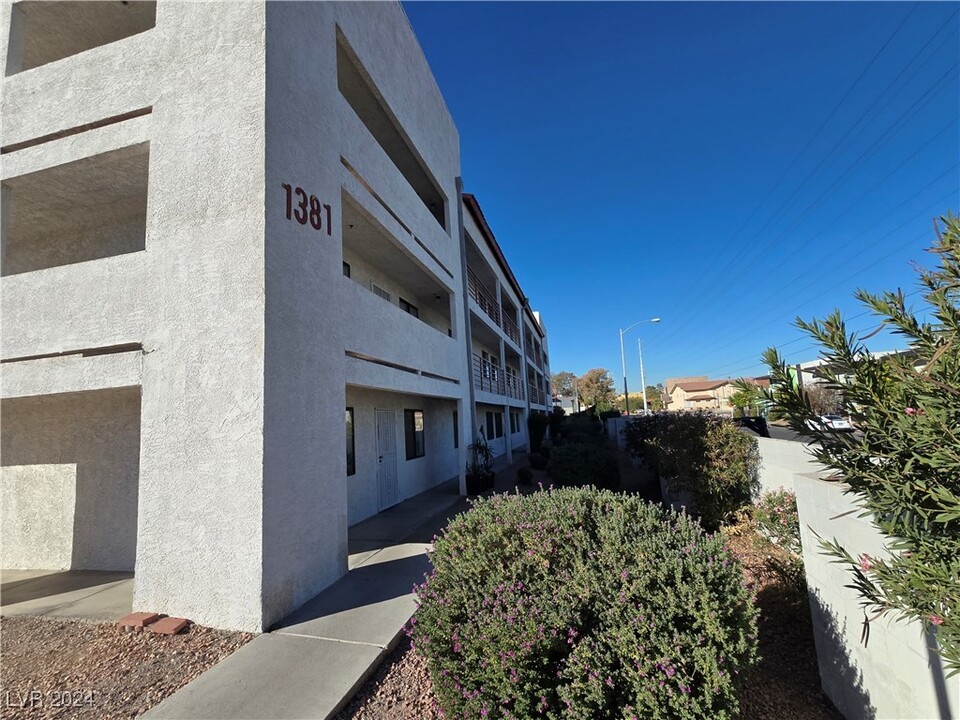 1381 E University Ave. in Las Vegas, NV - Building Photo