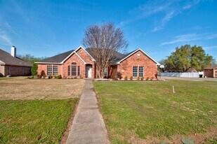 1400 N St Charles Ave in Pilot Point, TX - Building Photo