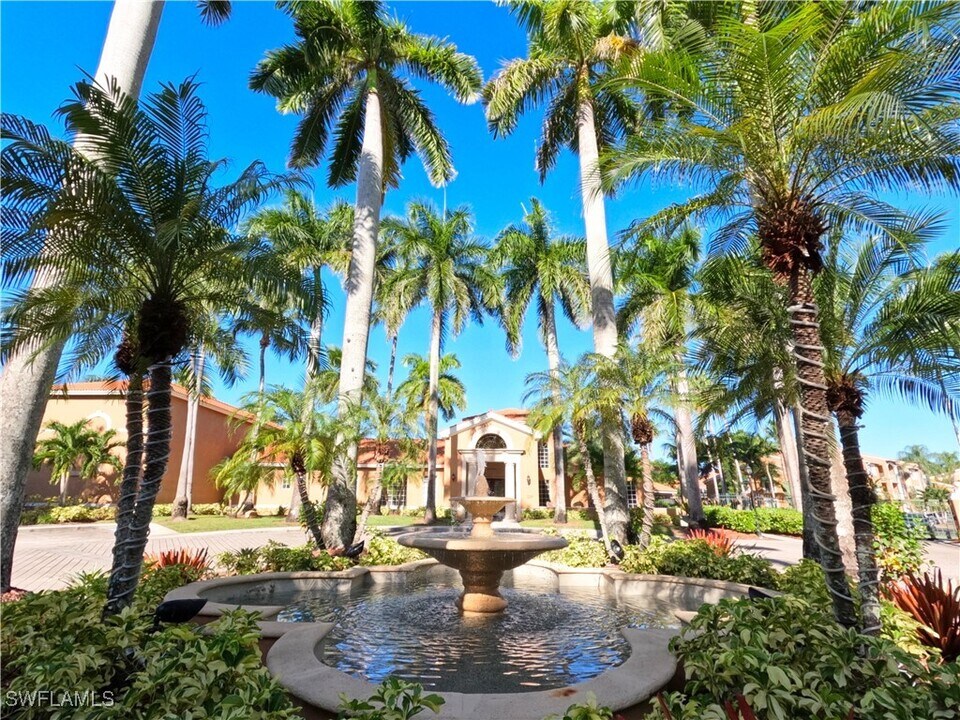 1160 Wildwood Lakes Blvd in Naples, FL - Foto de edificio