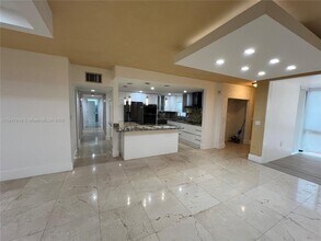 840 NE 199th St in Miami, FL - Building Photo - Building Photo