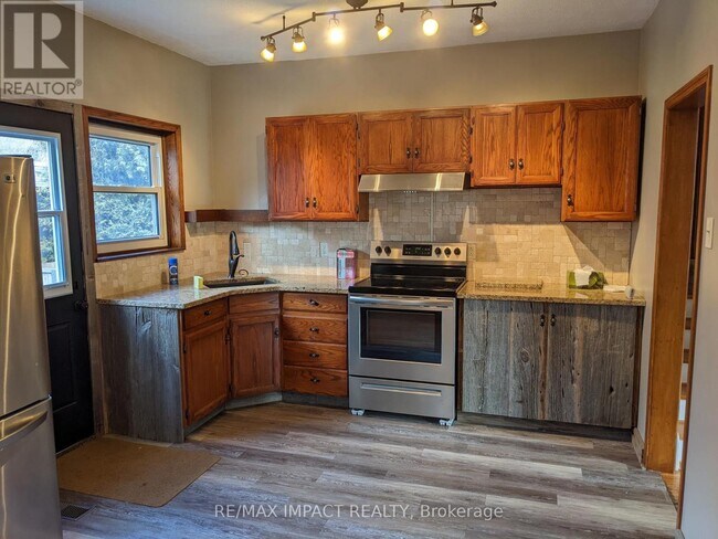 806 Stone St in Oshawa, ON - Building Photo - Building Photo