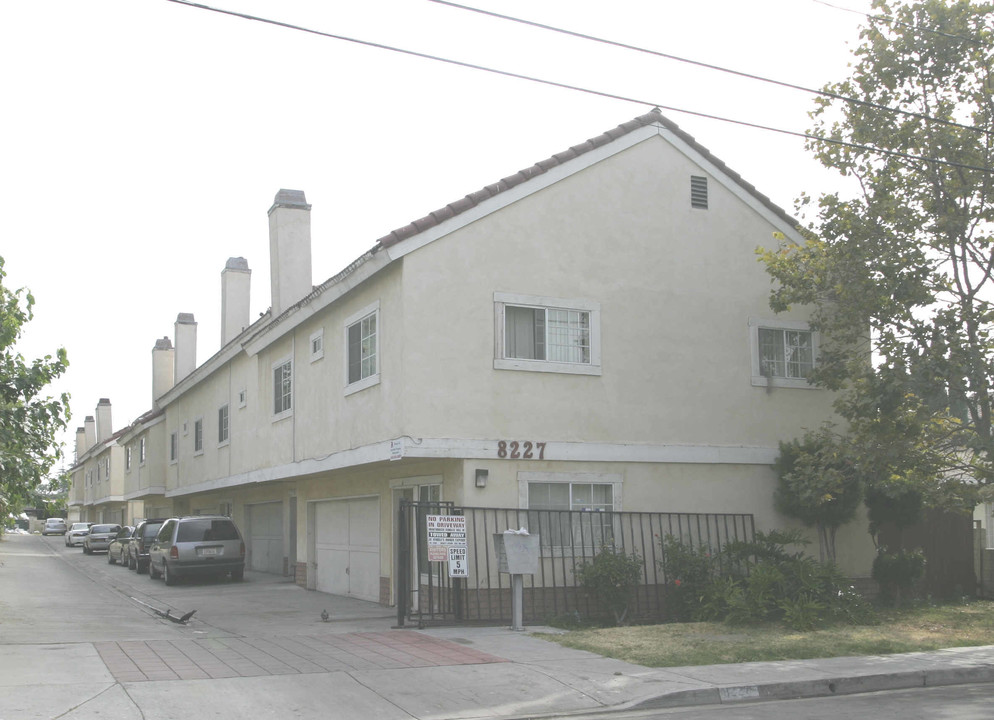 8227 Alhambra Ave in Paramount, CA - Building Photo