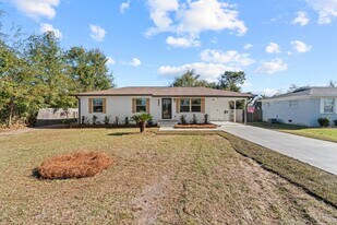 1801 Georgia Ct in Lynn Haven, FL - Building Photo