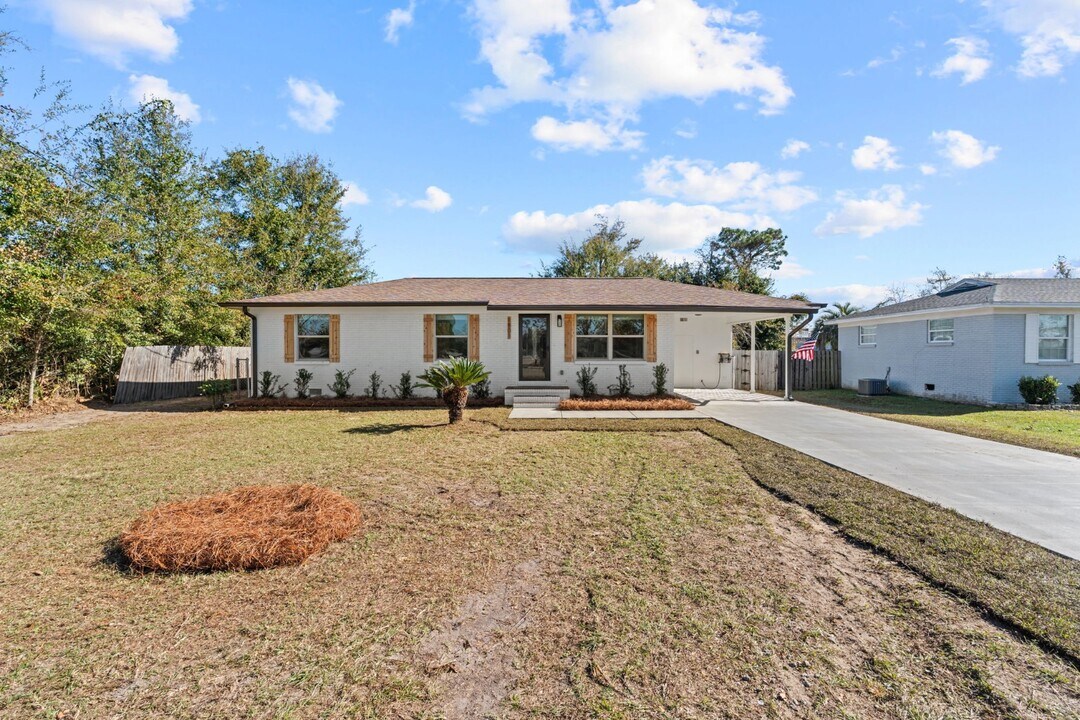 1801 Georgia Ct in Lynn Haven, FL - Building Photo