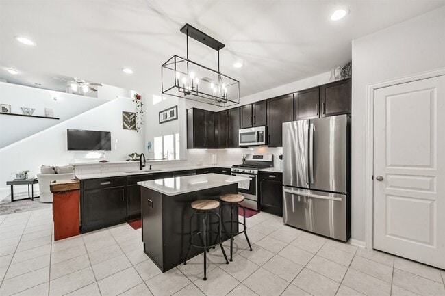 10018 Chase Ct in Baytown, TX - Foto de edificio - Building Photo