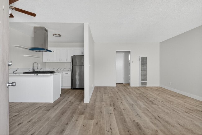 125 E Spring St in Long Beach, CA - Building Photo - Building Photo