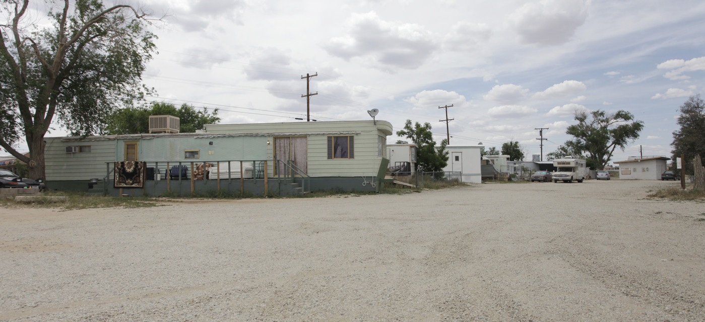 11398 B Bartlett Ave in Adelanto, CA - Building Photo