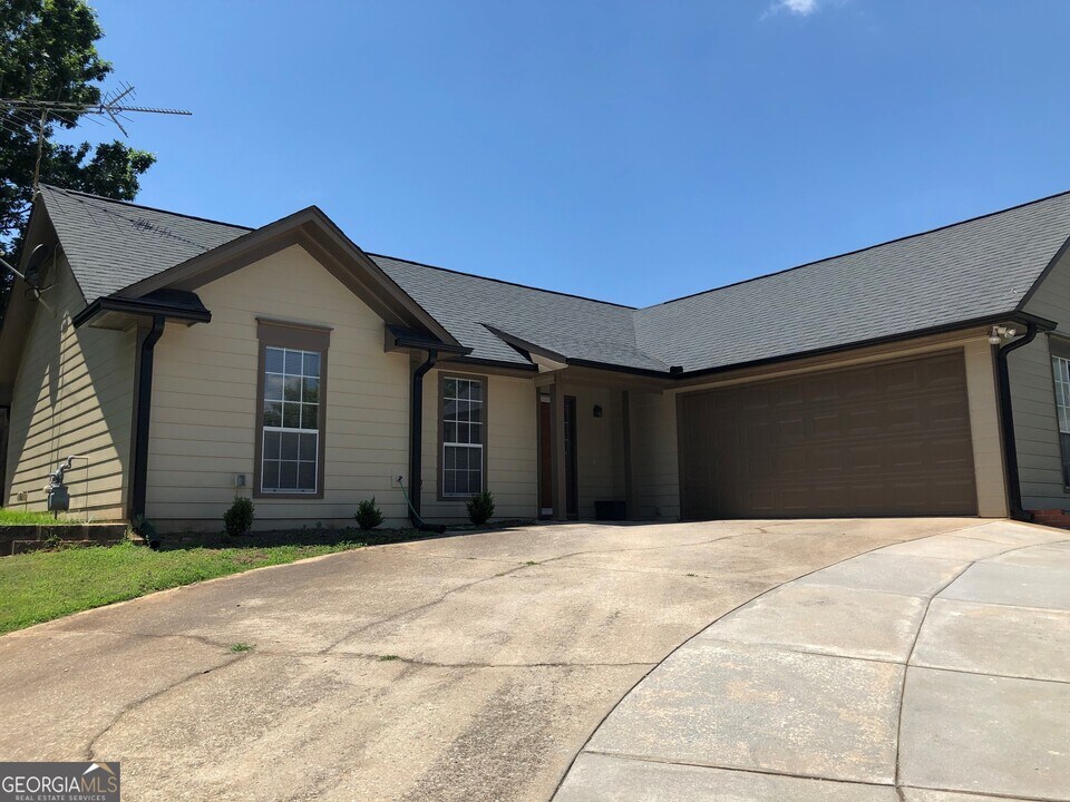 290 Monmouth Dr in Fayetteville, GA - Building Photo