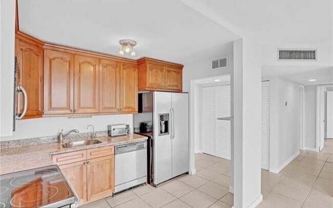 1421 S Ocean Blvd, Unit 305 in Pompano Beach, FL - Foto de edificio - Building Photo