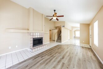 8015 W Laurel Ln in Peoria, AZ - Foto de edificio - Building Photo