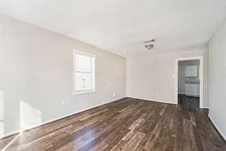 7925 Crestview Dr in Houston, TX - Foto de edificio - Building Photo