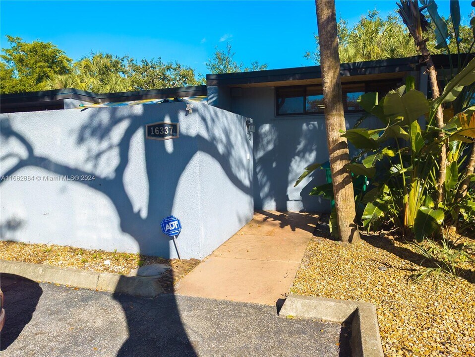 16337 Willow Creek Dr-Unit -16337 in Miami Lakes, FL - Building Photo