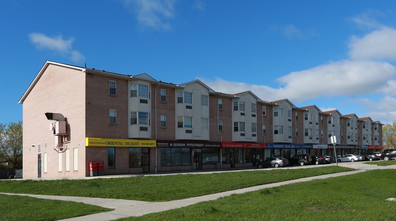 155 Riverglen Dr in Georgina, ON - Building Photo