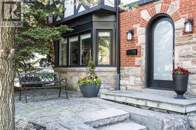 property at 3 Oakwood Pl