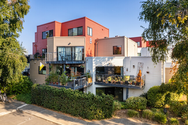 McCormick Pier Condos in Portland, OR - Foto de edificio - Primary Photo